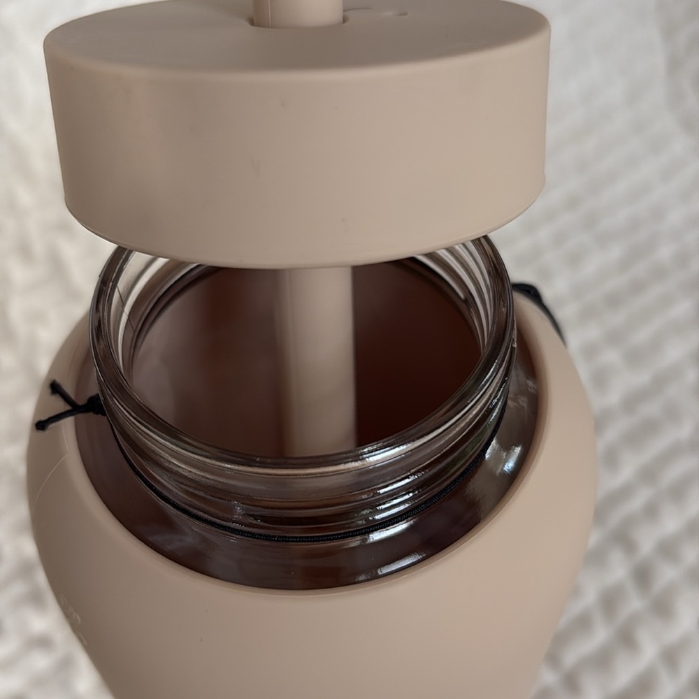 Bink 27 oz / 800 ml Day Bottle with Straw Cap in Latte Hydration Tracking Bottle - Picture 8 of 8